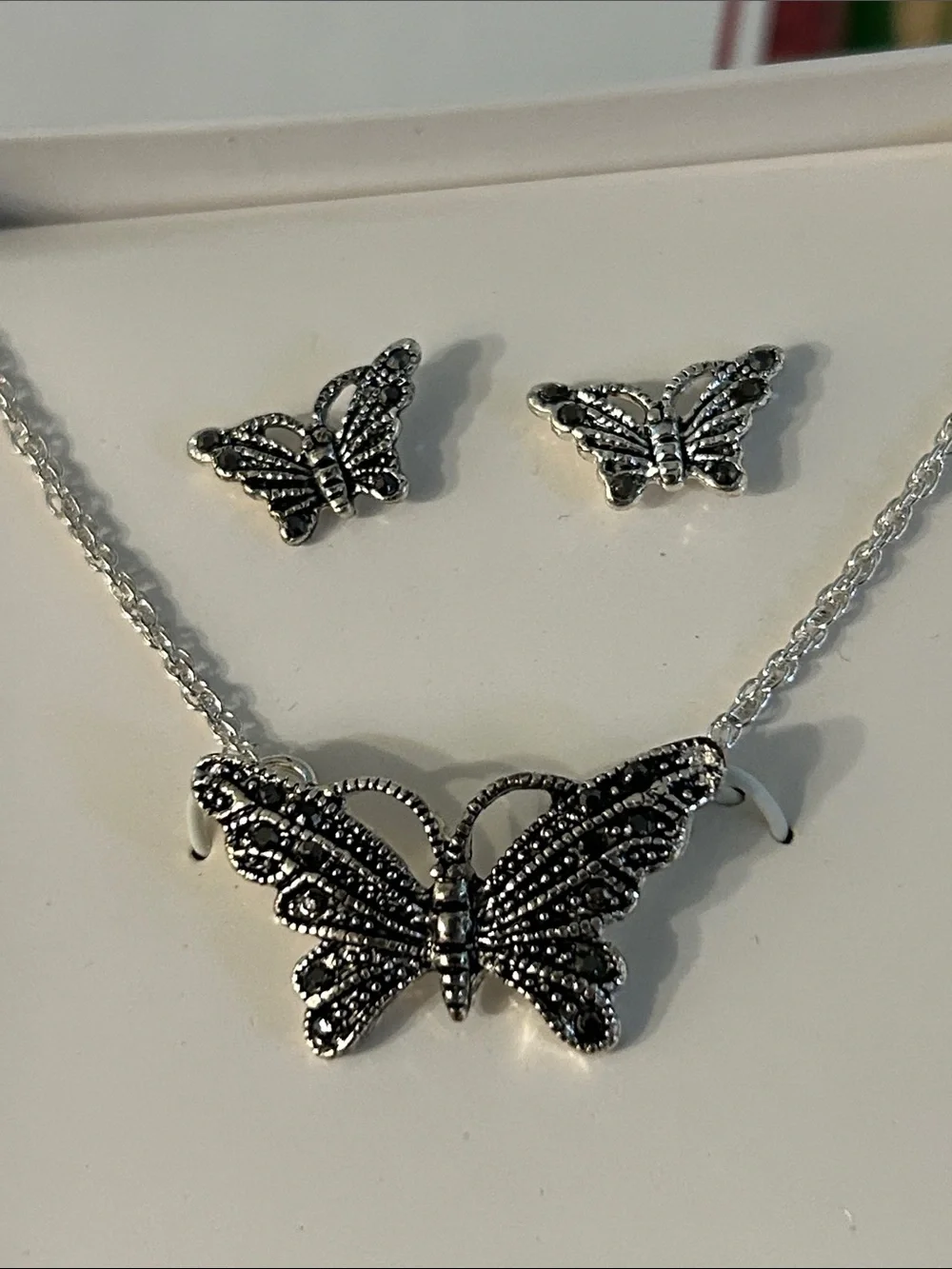 butterfly Pendant necklace & Earring Set NEW in box 18” chain